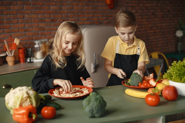 97795-kinderen-groente-snijden-pexels-3984714.jpg